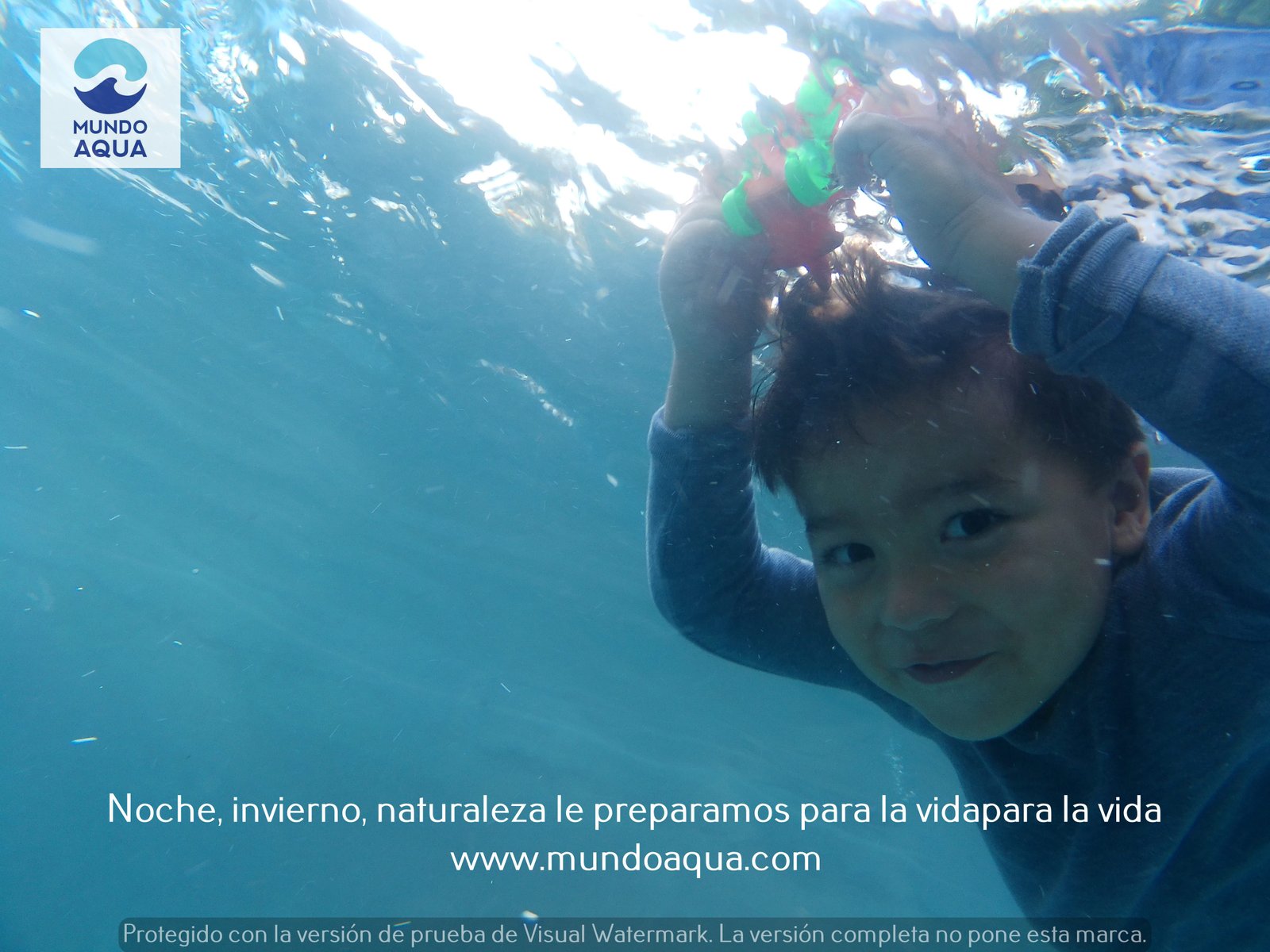 Rostro de bebé feliz MundoAqua desplazandose bajo el agua solito